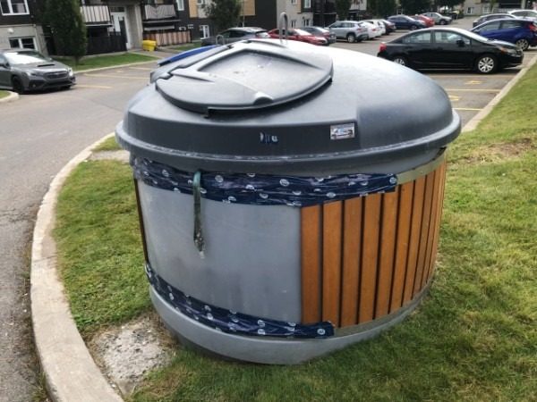 Conteneur semi-enfoui avec cornière brisée