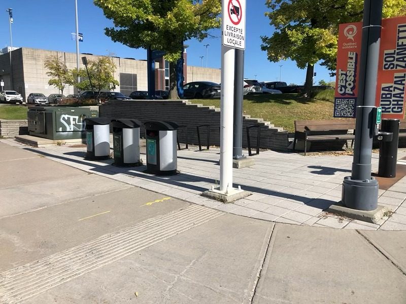Conteneurs semi-enfouis sur une place publique
