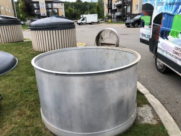 Cuve de conteneur semi-enfoui sortie de terre pour redressement