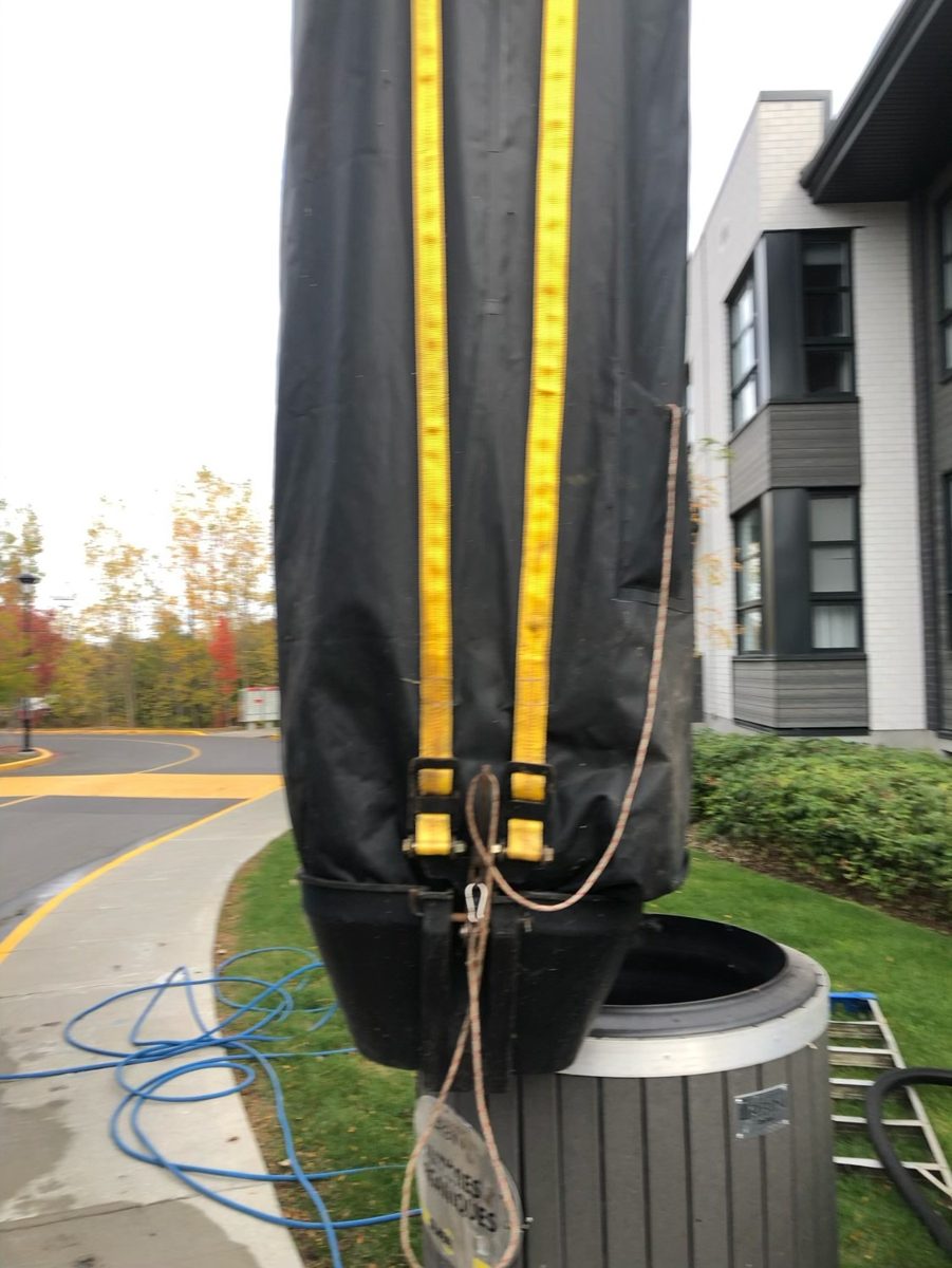 Sac de levage neuf suspendu au-dessus d’un semi-enfoui